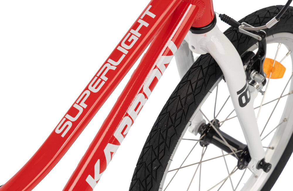 Rower dziecięcy KARBON Superlight 18 cali dla chłopca Czerwony zbliżenie na ramę widok z góry białe tło odpowiednio wyselekcjonowane materiały aluminiowa 9,5-calowa rama dostosowana do najmłodszych geometria odporność na korozję wybór rozmiaru ramy Twój wzrost mierzony w zrelaksowanej pozycji typ roweru dla dzieci o wzroście od 107 do 120 cm