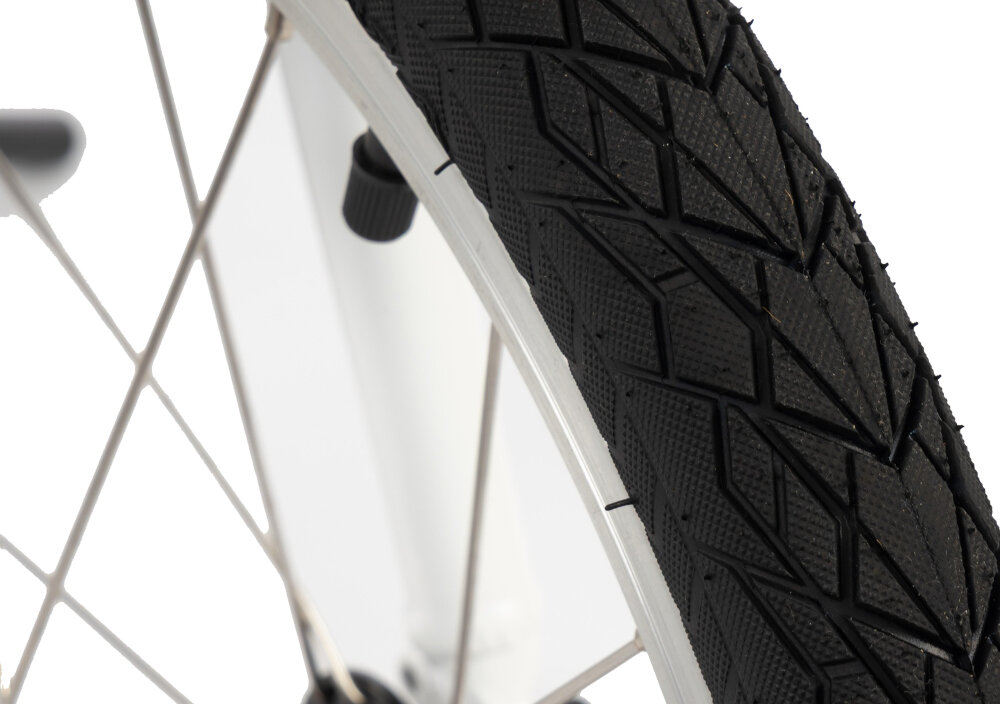 Rower dziecięcy KARBON Superlight 18 cali dla chłopca Czerwony zbliżenie na oponę koła w rozmiarze 18 x 1.5 lekkość trwałość aluminiowe, lakierowane obręcze odporne na korozję i uszkodzenia aluminiowe piasty jazda lekka płynna stabilna regularne sprawdzanie ciśnienia powietrza wartość na bocznej części opony