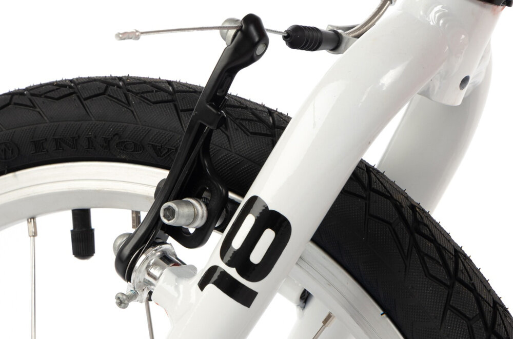 Rower dziecięcy KARBON Superlight 18 cali dla chłopca Czerwony zbliżenie na przedni hamulec białe tło podstawa bezpieczeństwa przedni i tylny hamulec typu V-Brake z lekkiego aluminium skuteczne i pewne zatrzymanie duża siła hamowania precyzyjna kontrola prędkości bezpieczeństwo dziecka