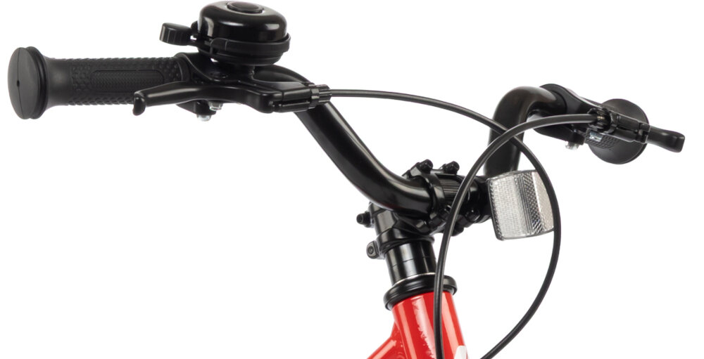 Rower dziecięcy KARBON Superlight 18 cali dla chłopca Czerwony białe tło zbliżenie na kierownicę lekko pod skosem hamulca lekka aluminiowa kierownica typu LOW RISE KID wygodna naturalna pozycja aluminiowy wspornik stabilne mocowanie trwałość antypoślizgowe uchwyty ograniczniki na końcach gripów