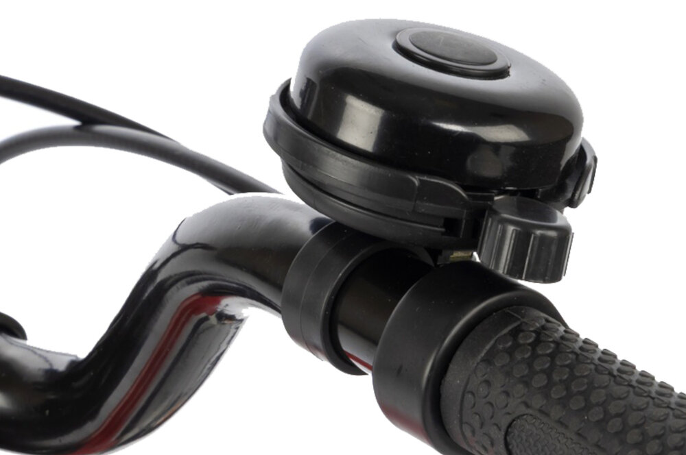 Rower dziecięcy KARBON Superlight 18 cali dla chłopca Czerwony białe tło zbliżenie na dzwonek praktyczny dzwonek sygnalizowanie obecności element zwiększający bezpieczeństwo