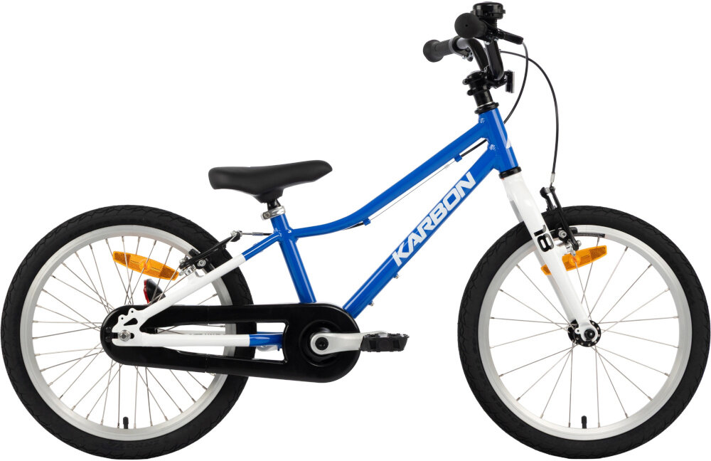 Rower dziecięcy KARBON Superlight Automatic 18 cali dla chłopca Niebieski rower na białym tle widoczny z boku dla dzieci w wieku od 4 do 6 lat lekka konstrukcja (waga 7,6 kg) ułatwia dziecku manewrowanie i kontrolowanie roweru odpowiednio dobrane komponenty ergonomiczna geometria stabilność i bezpieczeństwo rozwój równowagi, koordynacji i pewności siebie dziecka