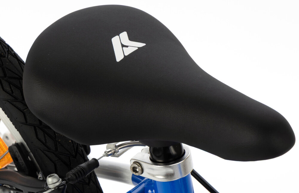 Rower dziecięcy KARBON Superlight Automatic 18 cali dla chłopca Niebieski zbliżenie na siodełko widok z góry białe tło wygodne siodło KARBON Superlight lekki aluminiowy wspornik stabilność solidna konstrukcja trwałość i pewne mocowanie siodełka ergonomicznie zaprojektowane siodełko wygoda