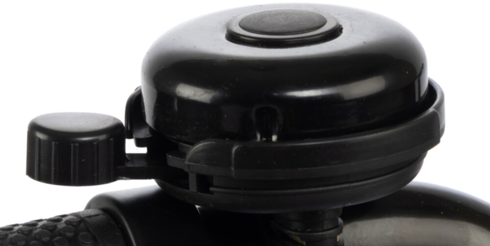 Rower dziecięcy KARBON Superlight Automatic 18 cali dla chłopca Niebieski białe tło zbliżenie na dzwonek praktyczny dzwonek sygnalizowanie obecności element zwiększający bezpieczeństwo