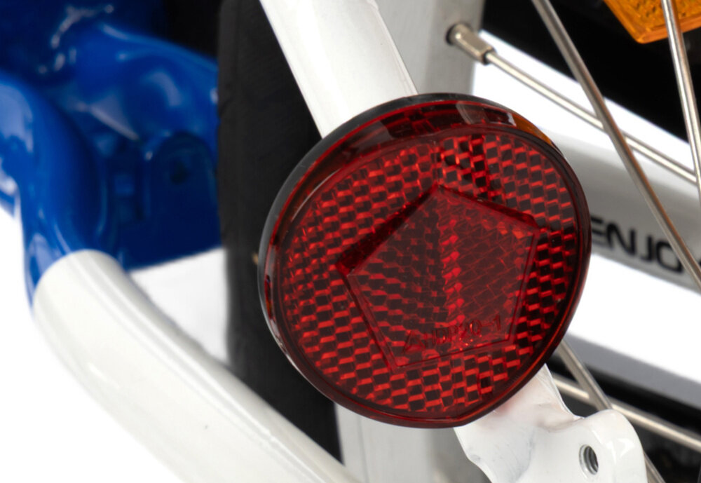 Rower dziecięcy KARBON Superlight Automatic 18 cali dla chłopca Niebieski białe tło zbliżenie na odblask umieszczony na ramie pod siodełkiem pakiet odblasków umieszczonych w kluczowych miejscach konstrukcji rowerek staje się lepiej widoczny po zmroku i w pochmurne dni wsparcie bezpieczeństwa odblaski zwiększają dostrzegalność dziecka