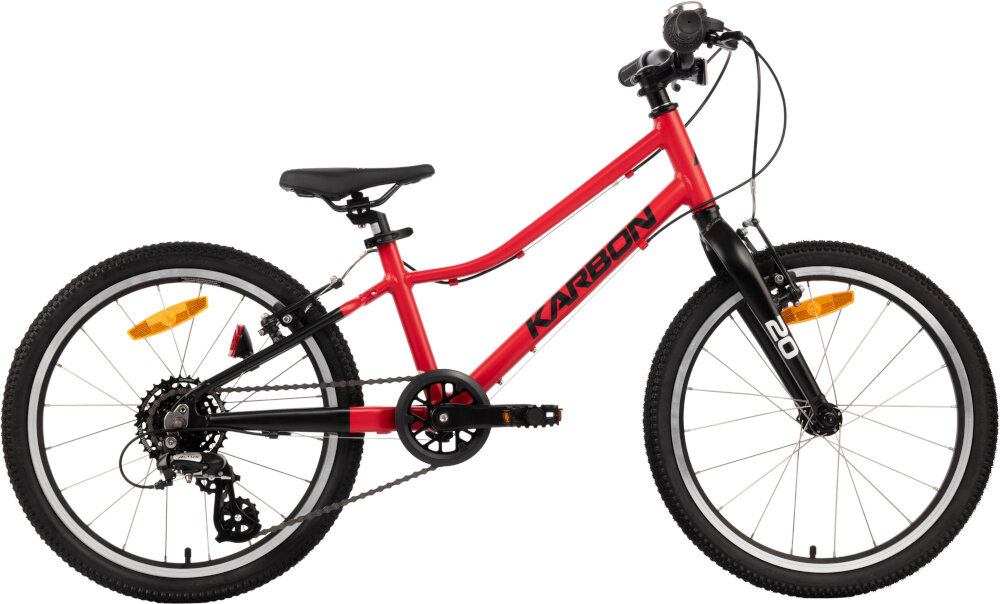 Rower dziecięcy KARBON Superlight 20 cali dla chłopca Czerwony rower na białym tle widoczny z boku dla dzieci w wieku od 5 do 7 lat lekka konstrukcja (waga 8,2 kg) ułatwia dziecku manewrowanie i kontrolowanie roweru odpowiednio dobrane komponenty ergonomiczna geometria stabilność i bezpieczeństwo rozwój równowagi, koordynacji i pewności siebie dziecka
