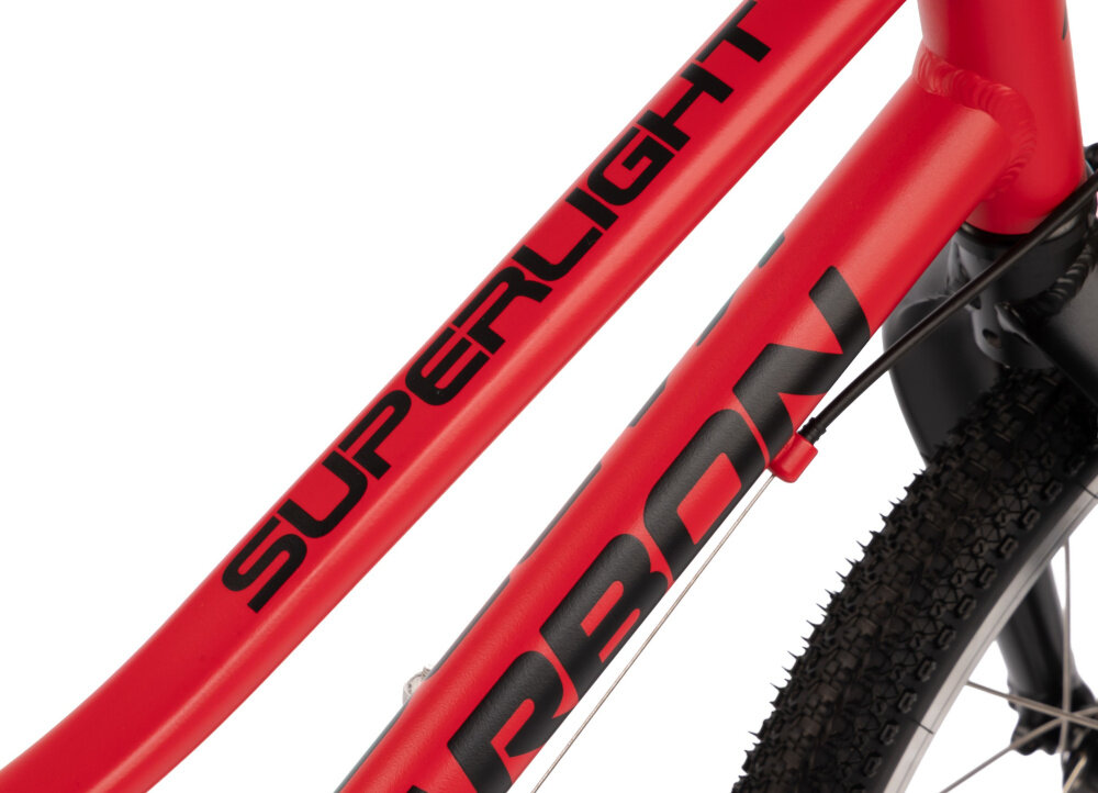 Rower dziecięcy KARBON Superlight 20 cali dla chłopca Czerwony zbliżenie na ramę widok z góry białe tło odpowiednio wyselekcjonowane materiały aluminiowa 10-calowa rama dostosowana do najmłodszych geometria odporność na korozję wybór rozmiaru ramy Twój wzrost mierzony w zrelaksowanej pozycji typ roweru dla dzieci o wzroście od 112 do 125 cm