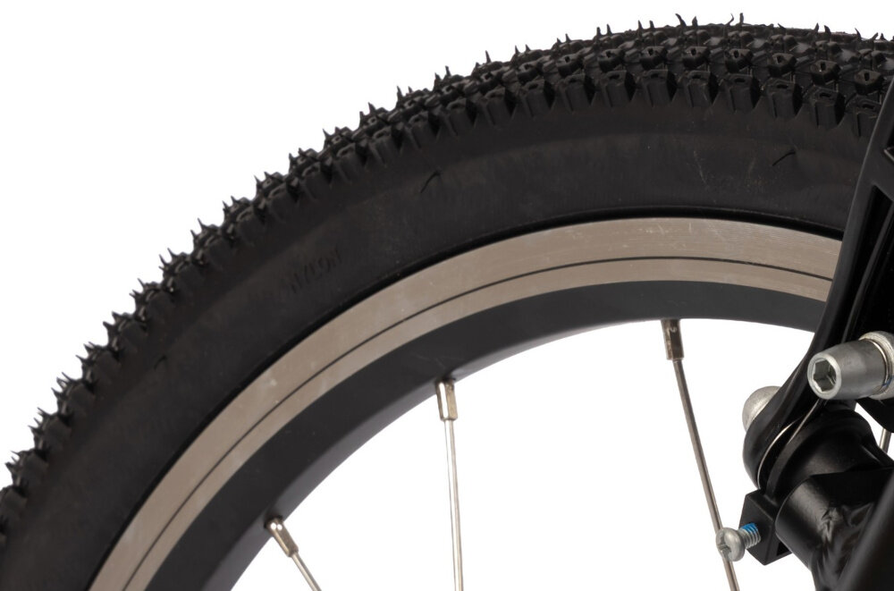 Rower dziecięcy KARBON Superlight 20 cali dla chłopca Czerwony zbliżenie na oponę koła w rozmiarze 20 x 1.5 lekkość trwałość aluminiowe, lakierowane obręcze odporne na korozję i uszkodzenia aluminiowe piasty jazda lekka płynna stabilna regularne sprawdzanie ciśnienia powietrza wartość na bocznej części opony