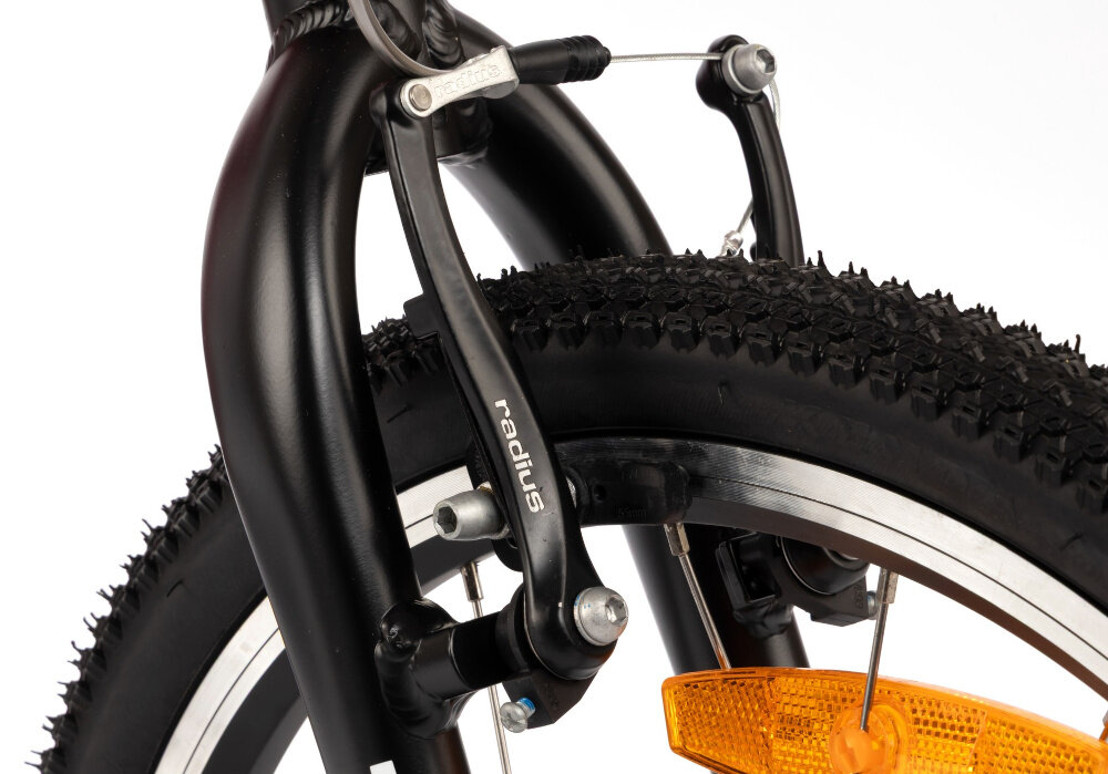 Rower dziecięcy KARBON Superlight 20 cali dla chłopca Czerwony zbliżenie na przedni hamulec białe tło podstawa bezpieczeństwa przedni i tylny hamulec typu V-Brake z lekkiego aluminium skuteczne i pewne zatrzymanie duża siła hamowania precyzyjna kontrola prędkości bezpieczeństwo dziecka