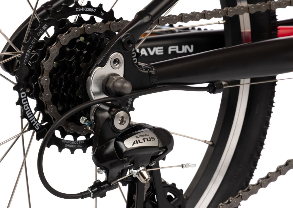 Rower dziecięcy KARBON Superlight 20 cali dla chłopca Czerwony zbliżenie na przerzutkę 7 przełożeń tylna przerzutka SHIMANO Altus technologia SHADOW przerzutka jest schowana i mniej narażona na uszkodzenia duża wytrzymałość i precyzyjne działanie zmiana biegów jest płynna i bezproblemowa obrotowa manetka SHIMANO RS35