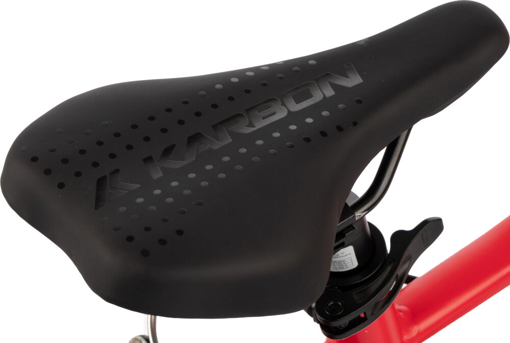 Rower dziecięcy KARBON Superlight 20 cali dla chłopca Czerwony zbliżenie na siodełko widok z góry białe tło wygodne siodło KARBON SUPERLIGHT lekki aluminiowy wspornik stabilność solidna konstrukcja trwałość i pewne mocowanie siodełka ergonomicznie zaprojektowane siodełko wygoda