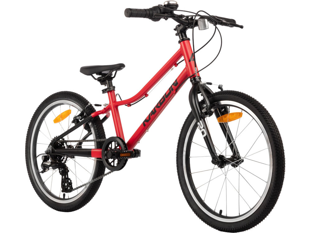 Rower dziecięcy KARBON Superlight 20 cali dla chłopca Czerwony rower na białym tle widoczny od przodu pod skosem hamulca lekka aluminiowa kierownica typu LOW RISE KID wygodna naturalna pozycja aluminiowy wspornik stabilne mocowanie trwałość antypoślizgowe uchwyty ograniczniki na końcach gripów