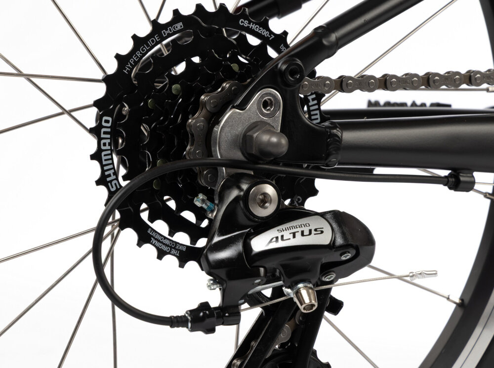 Zbliżenie na mechanizm przerzutki rowerowej z widocznym napisem \'SHIMANO ALTUS\'.