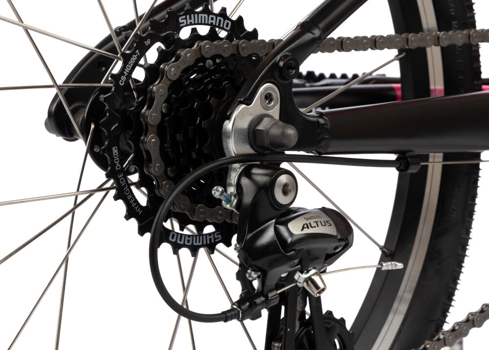 Zbliżenie na mechanizm przerzutki rowerowej z widocznymi napisami \'SHIMANO\' i \'ALTUS\'.