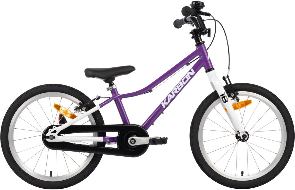 Rower dziecięcy KARBON Superlight Automatic 18 cali dla chłopca Fioletowy rower na białym tle widoczny z boku dla dzieci w wieku od 4 do 6 lat lekka konstrukcja (waga 7,6 kg) ułatwia dziecku manewrowanie i kontrolowanie roweru odpowiednio dobrane komponenty ergonomiczna geometria stabilność i bezpieczeństwo rozwój równowagi, koordynacji i pewności siebie dziecka