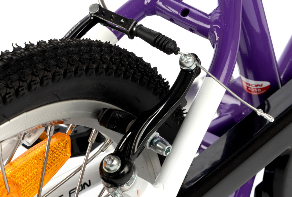 Rower dziecięcy KARBON Superlight Automatic 18 cali dla chłopca Fioletowy zbliżenie na tylny hamulec białe tło podstawa bezpieczeństwa przedni i tylny hamulec typu V-Brake marki PROMAX z lekkiego aluminium skuteczne i pewne zatrzymanie duża siła hamowania precyzyjna kontrola prędkości bezpieczeństwo dziecka