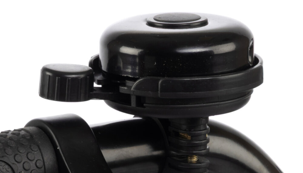 Rower dziecięcy KARBON Superlight Automatic 18 cali dla chłopca Fioletowy białe tło zbliżenie na dzwonek praktyczny dzwonek sygnalizowanie obecności element zwiększający bezpieczeństwo