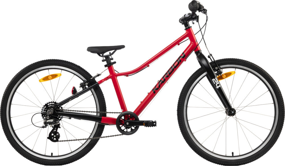 Rower młodzieżowy KARBON Superlight 24 cale dla chłopca Czerwony rower na białym tle widoczny z boku dla dzieci w wieku od 6 do 8 lat lekka konstrukcja (waga 8,5 kg) ułatwia dziecku manewrowanie i kontrolowanie roweru odpowiednio dobrane komponenty ergonomiczna geometria stabilność i bezpieczeństwo rozwój równowagi, koordynacji i pewności siebie dziecka