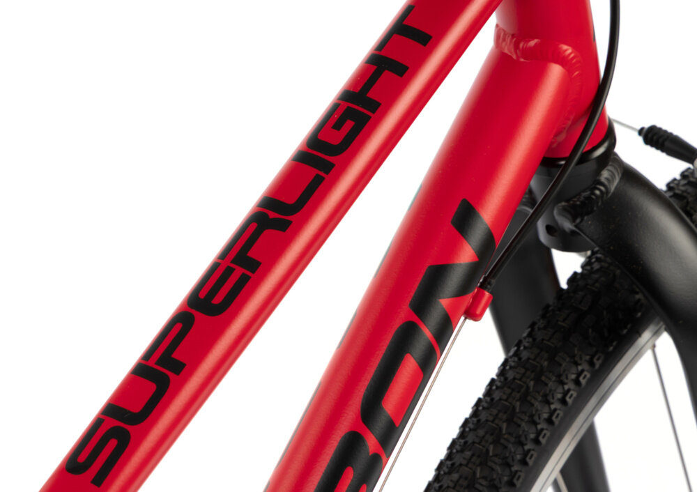 Rower młodzieżowy KARBON Superlight 24 cale dla chłopca Czerwony zbliżenie na ramę widok z góry białe tło odpowiednio wyselekcjonowane materiały aluminiowa 13-calowa rama dostosowana do najmłodszych geometria odporność na korozję wybór rozmiaru ramy Twój wzrost mierzony w zrelaksowanej pozycji typ roweru dla dzieci o wzroście od 122 do 135 cm