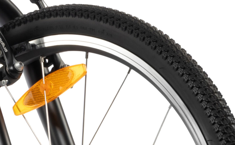 Rower młodzieżowy KARBON Superlight 24 cale dla chłopca Czerwony zbliżenie na oponę koła z oponami marki KENDA w rozmiarze 24 x 1.5 lekkość trwałość aluminiowe, lakierowane obręcze odporne na korozję i uszkodzenia aluminiowe piasty jazda lekka płynna stabilna regularne sprawdzanie ciśnienia powietrza wartość na bocznej części opony