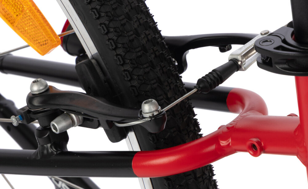 Rower młodzieżowy KARBON Superlight 24 cale dla chłopca Czerwony zbliżenie na tylny hamulec białe tło podstawa bezpieczeństwa przedni i tylny hamulec typu V-Brake z lekkiego aluminium skuteczne i pewne zatrzymanie duża siła hamowania precyzyjna kontrola prędkości bezpieczeństwo dziecka