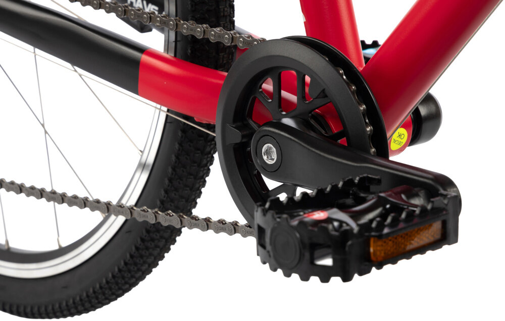 Rower młodzieżowy KARBON Superlight 24 cale dla chłopca Czerwony zbliżenie na korbę białe tło sprawdzony układ napędowy kaseta SHIMANO HG200-7 aluminiowa korba PROWHEEL montowana na klasyczny suport typu kwadrat siedmiobiegowa kaseta dopasowanie przełożenia do tempa jazdy oraz nachylenia terenu aluminiowa korba charakteryzuje się niską masą i dobrą sztywnością