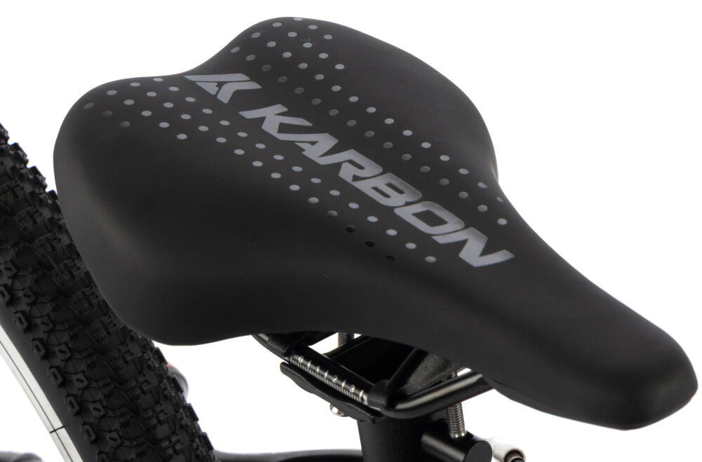 Rower młodzieżowy KARBON Superlight 24 cale dla chłopca Czerwony zbliżenie na siodełko widok z góry białe tło wygodne siodło KARBON SUPERLIGHT lekki aluminiowy wspornik stabilność solidna konstrukcja trwałość i pewne mocowanie siodełka ergonomicznie zaprojektowane siodełko wygoda