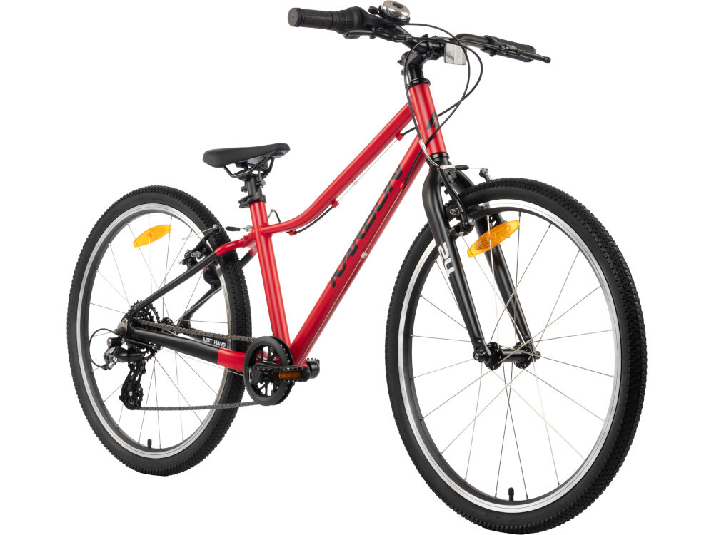 Rower młodzieżowy KARBON Superlight 24 cale dla chłopca Czerwony rower na białym tle widoczny od przodu pod skosem lekka aluminiowa kierownica typu LOW RISE KID wygodna naturalna pozycja aluminiowy wspornik stabilne mocowanie trwałość antypoślizgowe uchwyty ograniczniki na końcach gripów