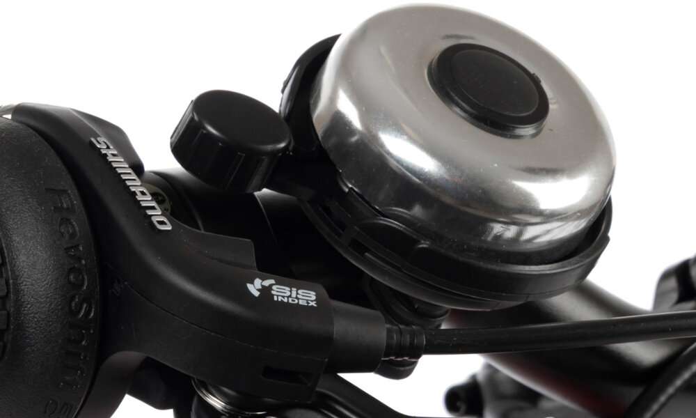 Rower młodzieżowy KARBON Superlight 24 cale dla chłopca Czerwony białe tło zbliżenie na dzwonek praktyczny dzwonek sygnalizowanie obecności element zwiększający bezpieczeństwo