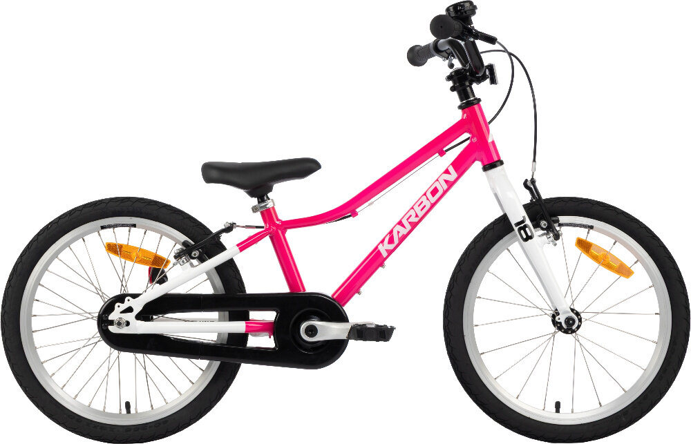 Rower dziecięcy KARBON Superlight Automatic 18 cali dla dziewczynki Różowy rower na białym tle widoczny z boku dla dzieci w wieku od 4 do 6 lat lekka konstrukcja (waga 7,6 kg) ułatwia dziecku manewrowanie i kontrolowanie roweru odpowiednio dobrane komponenty ergonomiczna geometria stabilność i bezpieczeństwo rozwój równowagi, koordynacji i pewności siebie dziecka