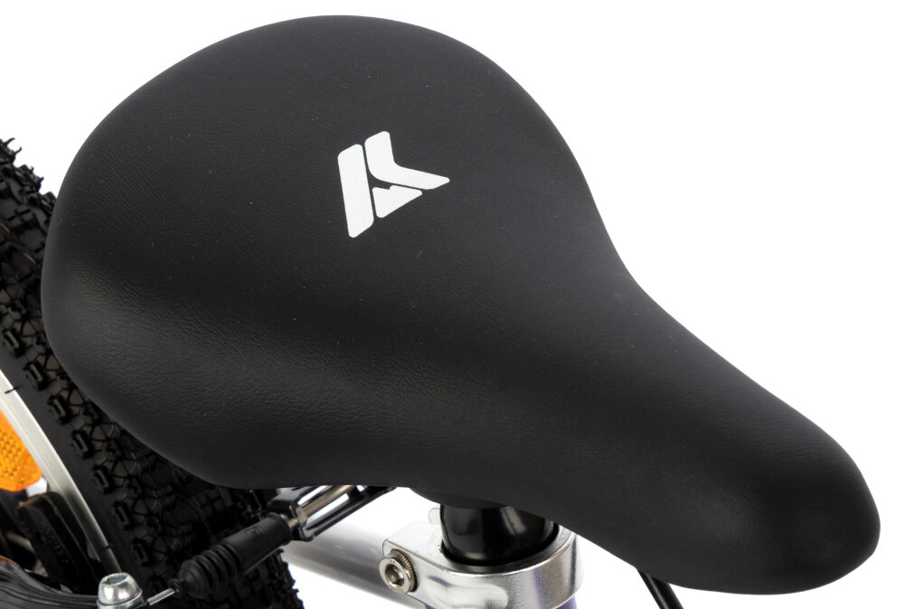 Rower dziecięcy KARBON Superlight Automatic 18 cali dla dziewczynki Różowy zbliżenie na siodełko widok z góry białe tło wygodne siodło KARBON Superlight lekki aluminiowy wspornik stabilność solidna konstrukcja trwałość i pewne mocowanie siodełka ergonomicznie zaprojektowane siodełko wygoda