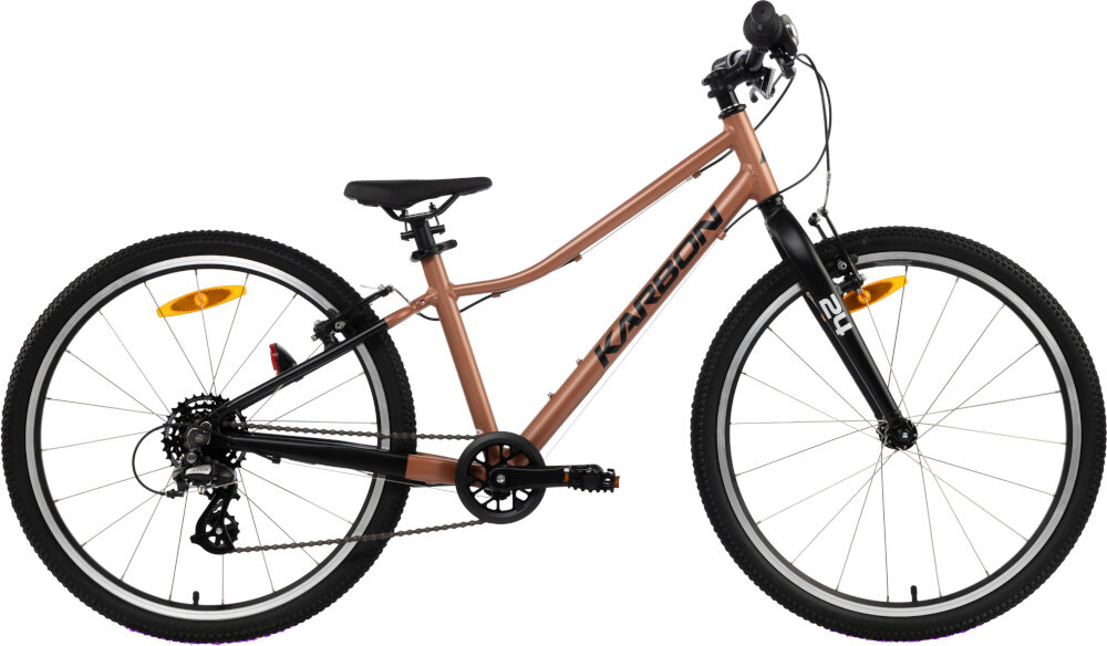 Rower młodzieżowy KARBON Superlight 24 cale dla chłopca Miedziany rower na białym tle widoczny z boku dla dzieci w wieku od 6 do 8 lat lekka konstrukcja (waga 8,5 kg) ułatwia dziecku manewrowanie i kontrolowanie roweru odpowiednio dobrane komponenty ergonomiczna geometria stabilność i bezpieczeństwo rozwój równowagi, koordynacji i pewności siebie dziecka