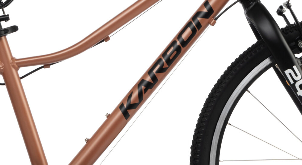 Rower młodzieżowy KARBON Superlight 24 cale dla chłopca Miedziany zbliżenie na ramę widok z boku białe tło odpowiednio wyselekcjonowane materiały aluminiowa 13-calowa rama dostosowana do najmłodszych geometria odporność na korozję wybór rozmiaru ramy Twój wzrost mierzony w zrelaksowanej pozycji typ roweru dla dzieci o wzroście od 122 do 135 cm