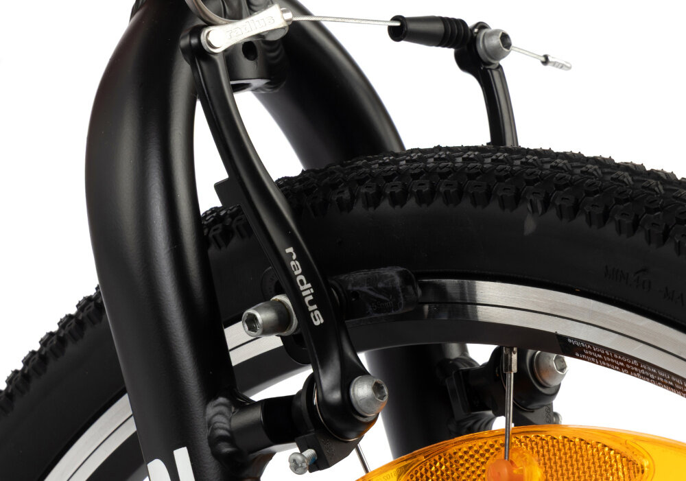 Rower młodzieżowy KARBON Superlight 24 cale dla chłopca Miedziany zbliżenie na przedni hamulec białe tło podstawa bezpieczeństwa przedni i tylny hamulec typu V-Brake z lekkiego aluminium skuteczne i pewne zatrzymanie duża siła hamowania precyzyjna kontrola prędkości bezpieczeństwo dziecka