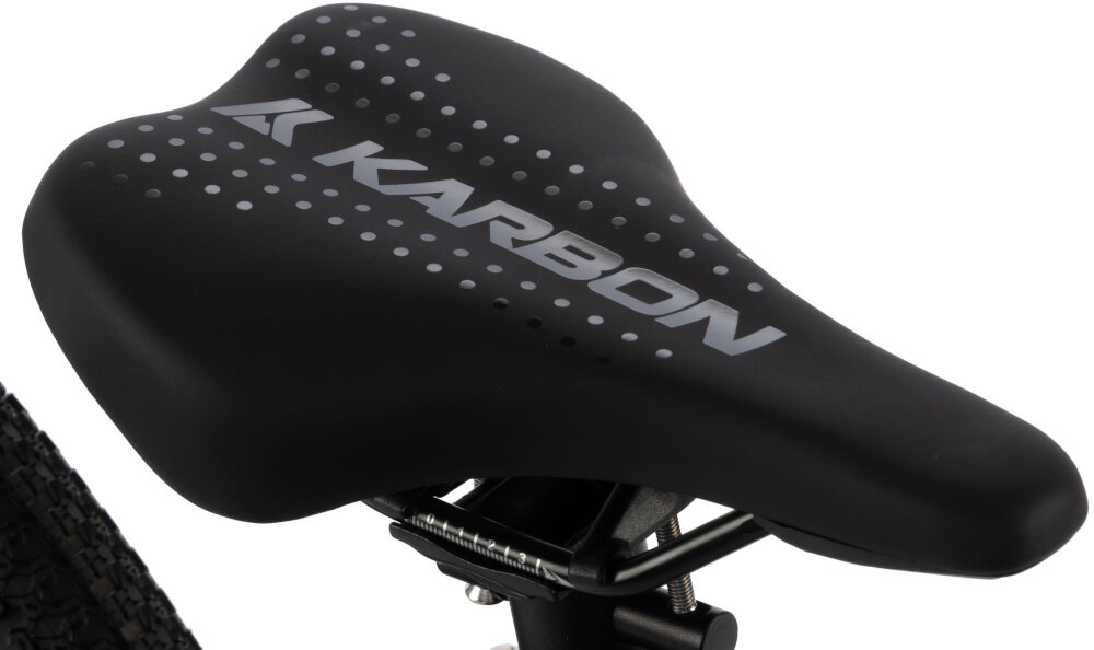 Rower młodzieżowy KARBON Superlight 24 cale dla chłopca Miedziany zbliżenie na siodełko widok z góry białe tło wygodne siodło KARBON SUPERLIGHT lekki aluminiowy wspornik stabilność solidna konstrukcja trwałość i pewne mocowanie siodełka ergonomicznie zaprojektowane siodełko wygoda