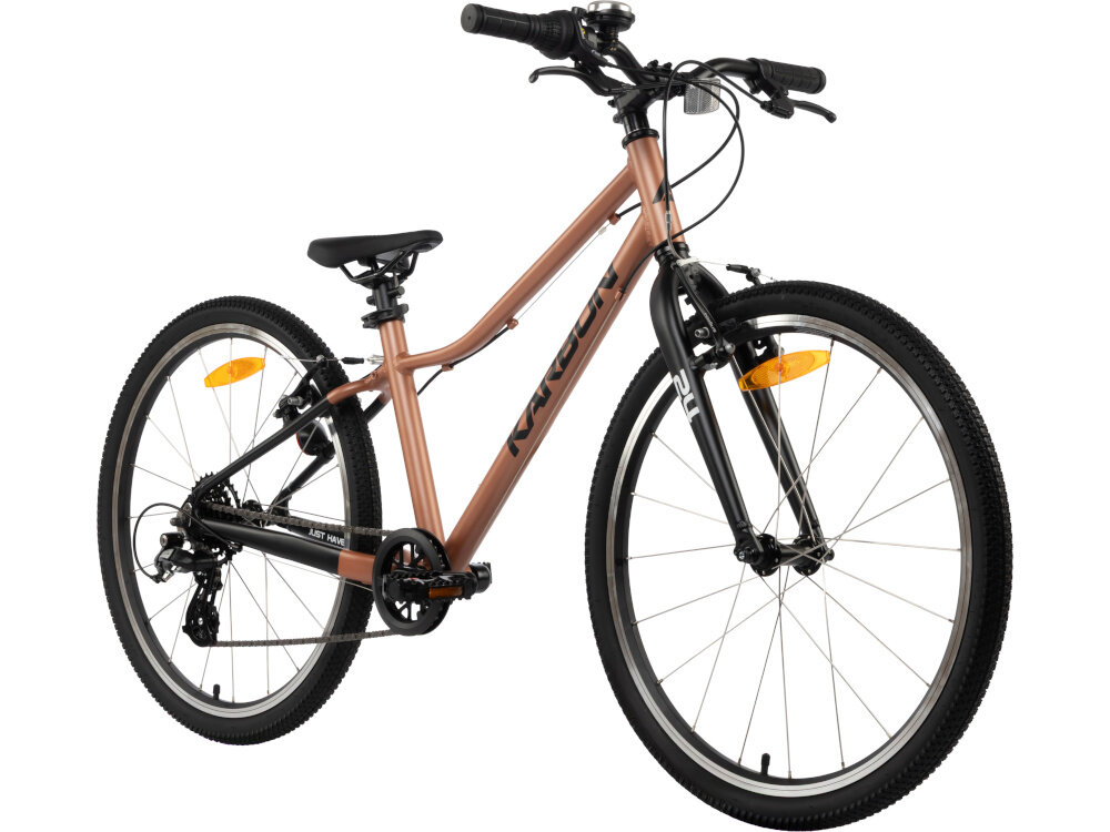 Rower młodzieżowy KARBON Superlight 24 cale dla chłopca Miedziany rower na białym tle widoczny od przodu pod skosem lekka aluminiowa kierownica typu LOW RISE KID wygodna naturalna pozycja aluminiowy wspornik stabilne mocowanie trwałość antypoślizgowe uchwyty ograniczniki na końcach gripów