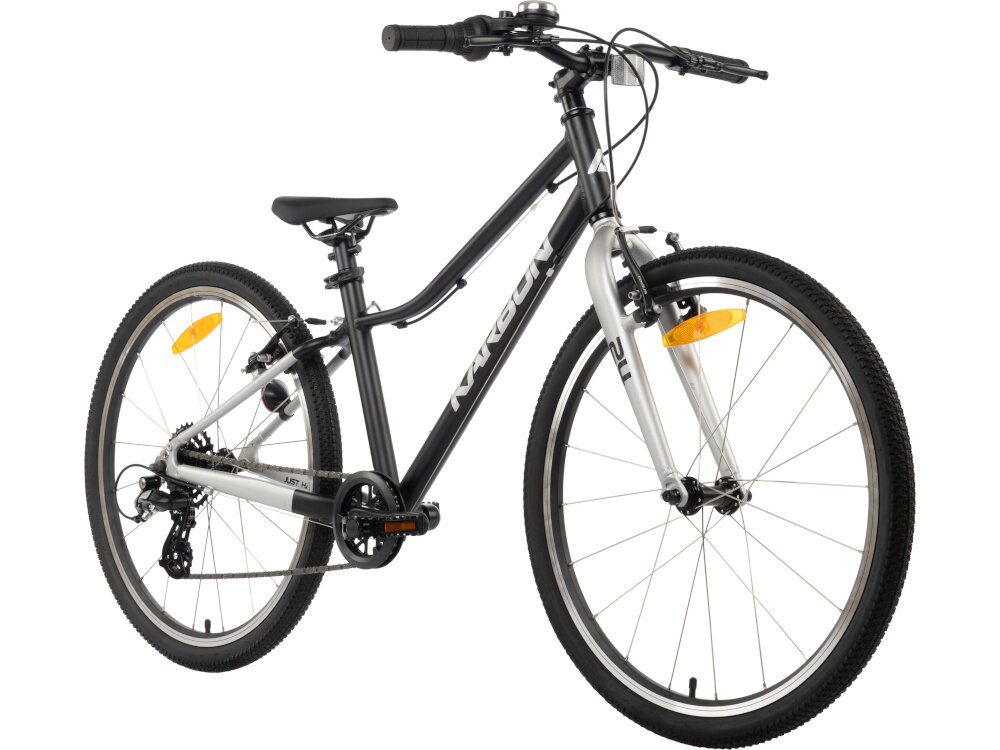 Rower młodzieżowy KARBON Superlight 24 cale dla chłopca Czarny rower na białym tle widoczny od przodu pod skosem dla dzieci w wieku od 6 do 8 lat lekka konstrukcja (waga 8,5 kg) ułatwia dziecku manewrowanie i kontrolowanie roweru odpowiednio dobrane komponenty ergonomiczna geometria stabilność i bezpieczeństwo rozwój równowagi, koordynacji i pewności siebie dziecka