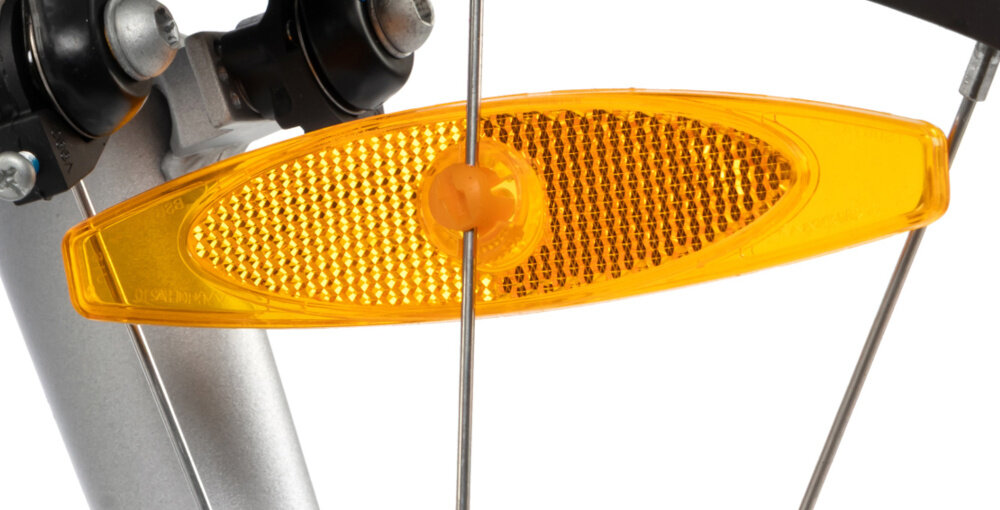 Rower młodzieżowy KARBON Superlight 24 cale dla chłopca Czarny białe tło zbliżenie na odblask umieszczony na kole pakiet odblasków umieszczonych w kluczowych miejscach konstrukcji rowerek staje się lepiej widoczny po zmroku i w pochmurne dni wsparcie bezpieczeństwa odblaski zwiększają dostrzegalność dziecka