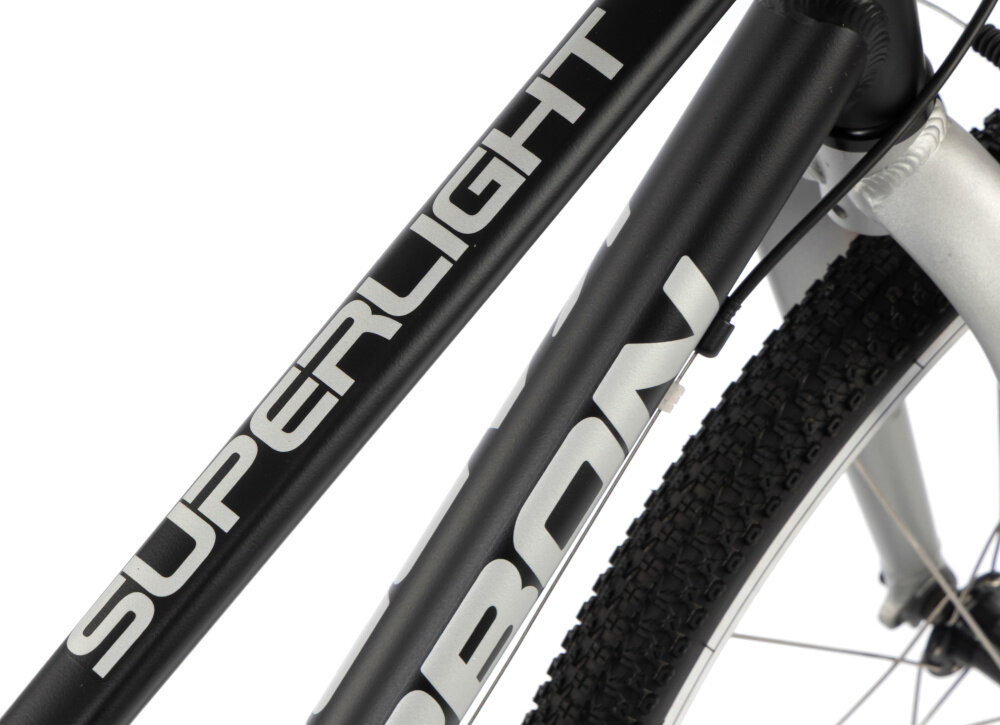 Rower młodzieżowy KARBON Superlight 24 cale dla chłopca Czarny zbliżenie na ramę widok z góry białe tło odpowiednio wyselekcjonowane materiały aluminiowa 13-calowa rama dostosowana do najmłodszych geometria odporność na korozję wybór rozmiaru ramy Twój wzrost mierzony w zrelaksowanej pozycji typ roweru dla dzieci o wzroście od 122 do 135 cm