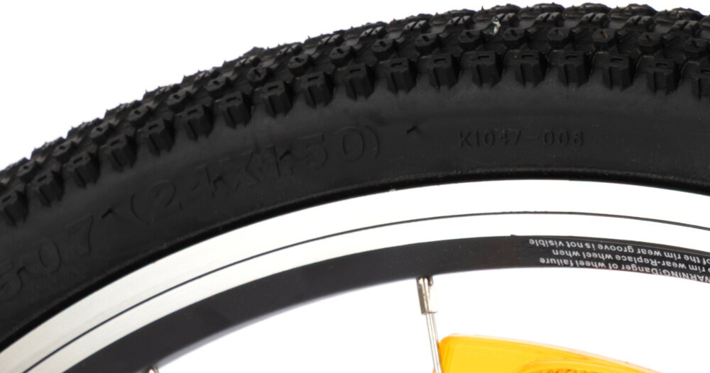 Rower młodzieżowy KARBON Superlight 24 cale dla chłopca Czarny zbliżenie na oponę koła z oponami marki KENDA w rozmiarze 24 x 1.5 lekkość trwałość aluminiowe, lakierowane obręcze odporne na korozję i uszkodzenia aluminiowe piasty jazda lekka płynna stabilna regularne sprawdzanie ciśnienia powietrza wartość na bocznej części opony