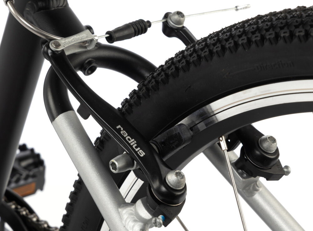 Rower młodzieżowy KARBON Superlight 24 cale dla chłopca Czarny zbliżenie na tylny hamulec białe tło podstawa bezpieczeństwa przedni i tylny hamulec typu V-Brake z lekkiego aluminium skuteczne i pewne zatrzymanie duża siła hamowania precyzyjna kontrola prędkości bezpieczeństwo dziecka