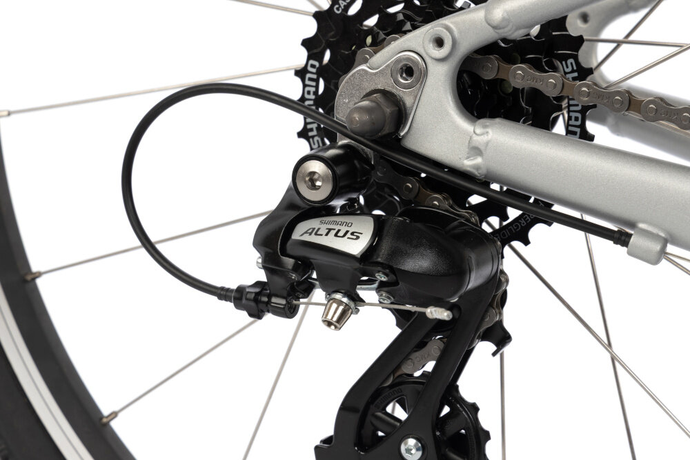 Rower młodzieżowy KARBON Superlight 24 cale dla chłopca Czarny zbliżenie na przerzutkę 7 przełożeń tylna przerzutka SHIMANO Altus technologia SHADOW przerzutka jest schowana i mniej narażona na uszkodzenia duża wytrzymałość i precyzyjne działanie zmiana biegów jest płynna i bezproblemowa obrotowa manetka SHIMANO RS35