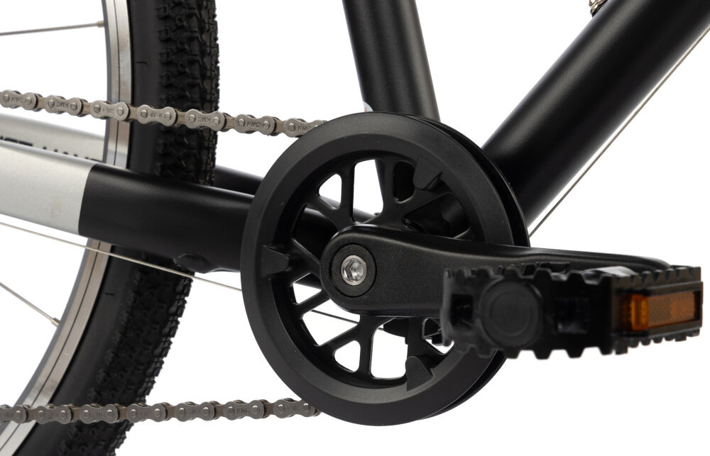 Rower młodzieżowy KARBON Superlight 24 cale dla chłopca Czarny zbliżenie na korbę białe tło sprawdzony układ napędowy kaseta SHIMANO HG200-7 aluminiowa korba PROWHEEL montowana na klasyczny suport typu kwadrat siedmiobiegowa kaseta dopasowanie przełożenia do tempa jazdy oraz nachylenia terenu aluminiowa korba charakteryzuje się niską masą i dobrą sztywnością