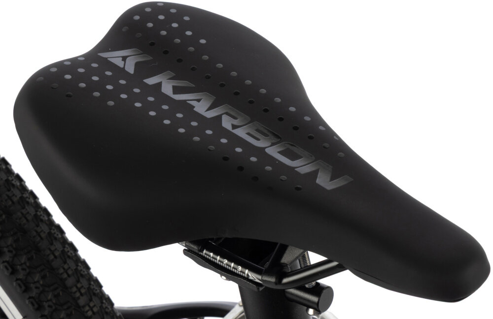 Rower młodzieżowy KARBON Superlight 24 cale dla chłopca Czarny zbliżenie na siodełko widok z góry białe tło wygodne siodło KARBON SUPERLIGHT lekki aluminiowy wspornik stabilność solidna konstrukcja trwałość i pewne mocowanie siodełka ergonomicznie zaprojektowane siodełko wygoda