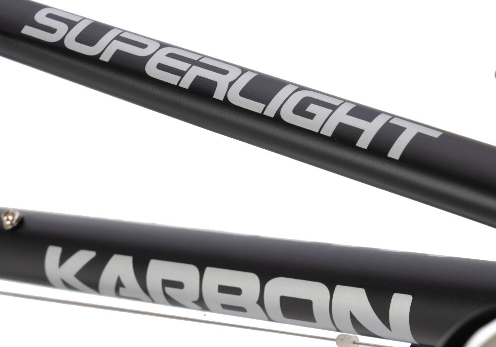 Rower młodzieżowy KARBON Superlight 26 cale dla chłopca Czarny zbliżenie na ramę widok z boku białe tło odpowiednio wyselekcjonowane materiały aluminiowa 15-calowa rama dostosowana do najmłodszych geometria odporność na korozję wybór rozmiaru ramy Twój wzrost mierzony w zrelaksowanej pozycji typ roweru dla dzieci o wzroście od 132 do 150 cm