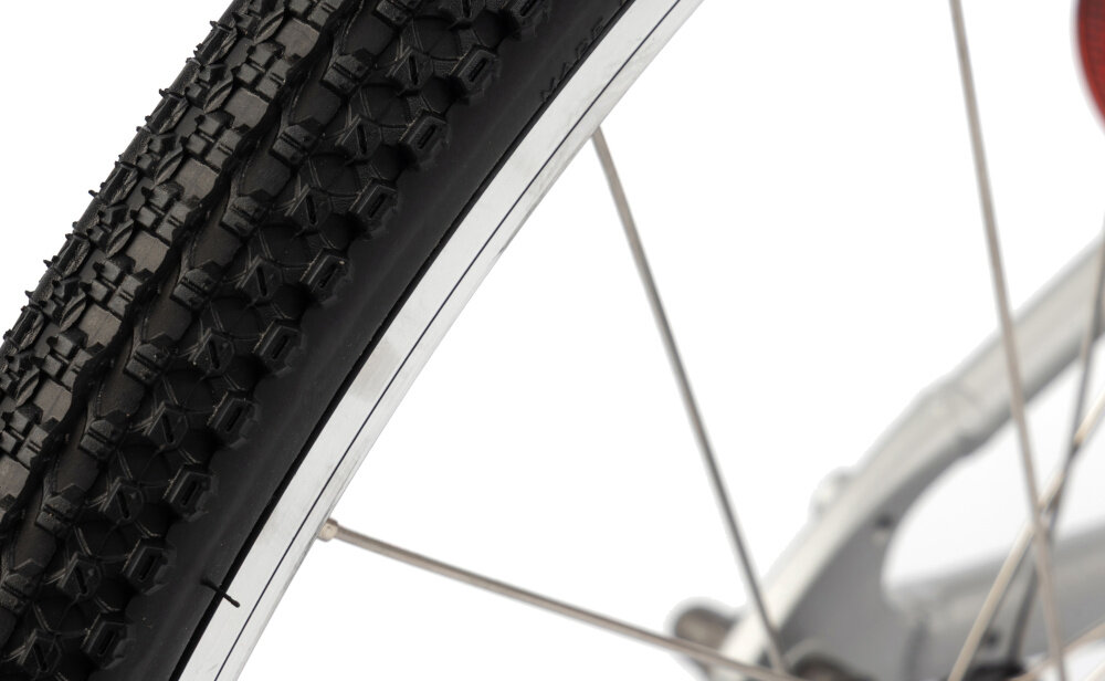 Rower młodzieżowy KARBON Superlight 26 cale dla chłopca Czarny zbliżenie na oponę koła z oponami marki KENDA w rozmiarze 26 x 1.5 lekkość trwałość aluminiowe, lakierowane obręcze odporne na korozję i uszkodzenia aluminiowe piasty jazda lekka płynna stabilna regularne sprawdzanie ciśnienia powietrza wartość na bocznej części opony