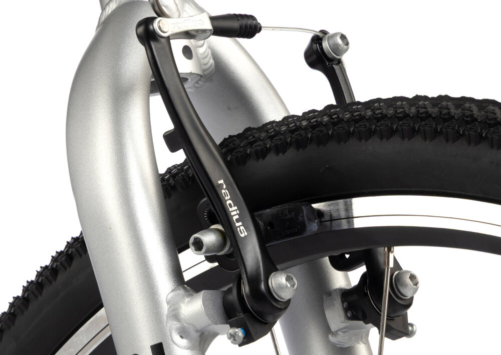 Rower młodzieżowy KARBON Superlight 26 cale dla chłopca Czarny zbliżenie na przedni hamulec białe tło podstawa bezpieczeństwa przedni i tylny hamulec typu V-Brake z lekkiego aluminium skuteczne i pewne zatrzymanie duża siła hamowania precyzyjna kontrola prędkości bezpieczeństwo dziecka