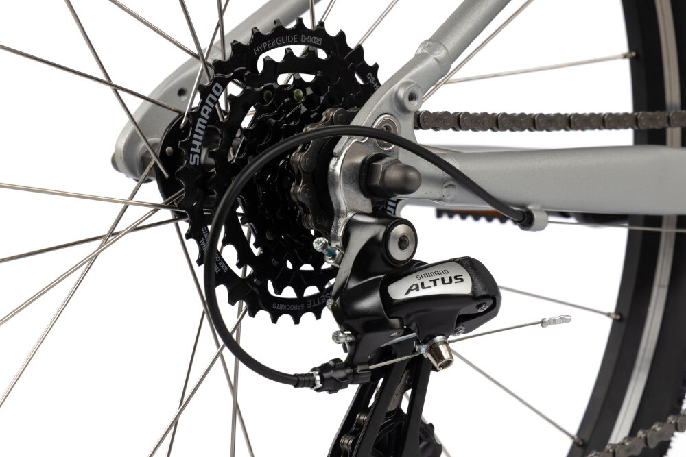 Rower młodzieżowy KARBON Superlight 26 cale dla chłopca Czarny zbliżenie na przerzutkę 7 przełożeń tylna przerzutka SHIMANO Altus technologia SHADOW przerzutka jest schowana i mniej narażona na uszkodzenia duża wytrzymałość i precyzyjne działanie zmiana biegów jest płynna i bezproblemowa obrotowa manetka SHIMANO RS35