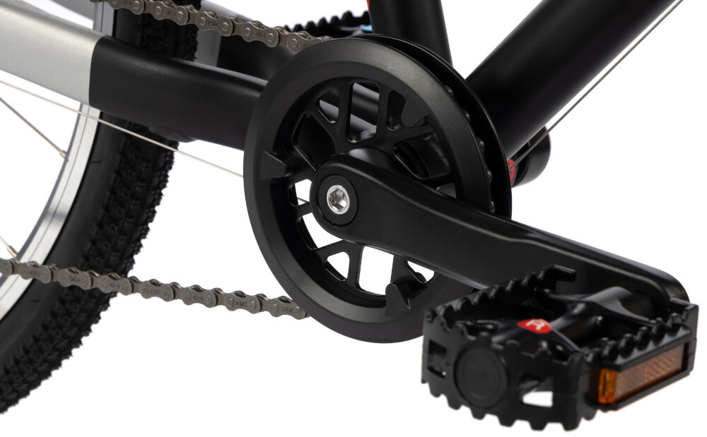 Rower młodzieżowy KARBON Superlight 26 cale dla chłopca Czarny zbliżenie na korbę białe tło sprawdzony układ napędowy kaseta SHIMANO HG200-7 aluminiowa korba PROWHEEL montowana na klasyczny suport typu kwadrat siedmiobiegowa kaseta dopasowanie przełożenia do tempa jazdy oraz nachylenia terenu aluminiowa korba charakteryzuje się niską masą i dobrą sztywnością