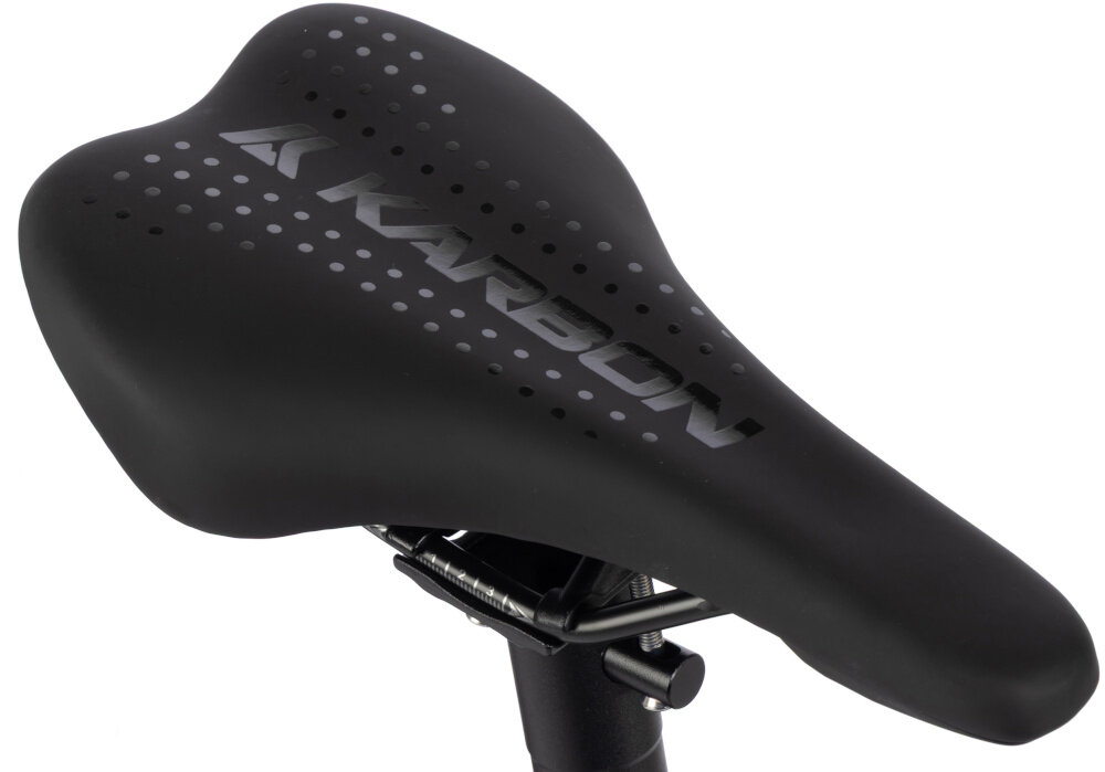 Rower młodzieżowy KARBON Superlight 26 cale dla chłopca Czarny zbliżenie na siodełko widok z góry białe tło wygodne siodło KARBON SUPERLIGHT lekki aluminiowy wspornik stabilność solidna konstrukcja trwałość i pewne mocowanie siodełka ergonomicznie zaprojektowane siodełko wygoda